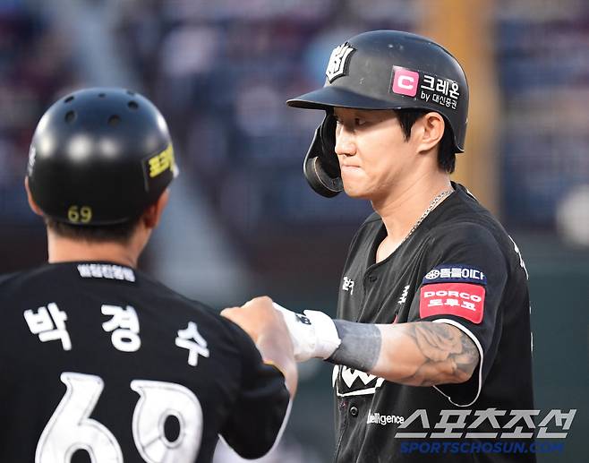 3회 2사 만루. 2타점 적시타 날린 김민혁.