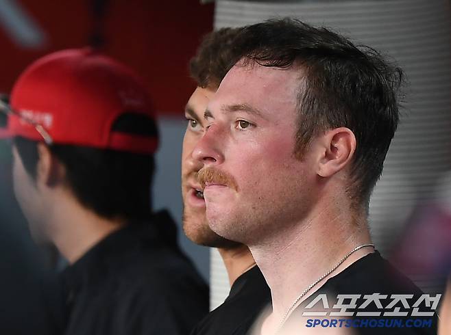 21일 수원 KT위즈파크에서 열린 KIA-KT전. 1회말 KIA가 우익수 최원준이 어이없는 실책을 범한 후 올러가 2실점했다. 이닝을 마친 올러가 상기된 표정으로 네일과 대화하고 있다. 수원=정재근 기자 cjg@sportschosun.com/2025.5.21/