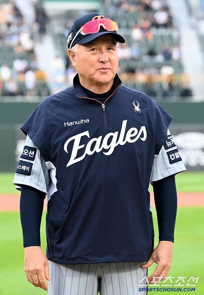 17일 부산 사직야구장에서 열린 한화와 롯데의 경기, 경기 전 행사에 나선 한화 김경문 감독의 모습. 부산=허상욱 기자wook@sportschosun.com/2025.06.17/