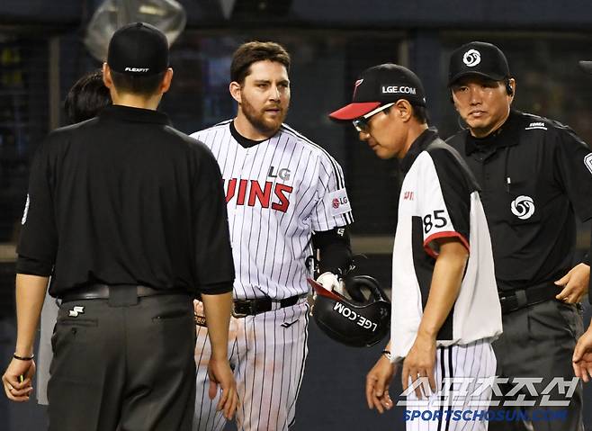 28일 잠실구장에서 열린 LG 트윈스와 KIA 타이거즈의 경기. 8회말 LG 오스틴이 0B 2S서 피치클락 위반으로 삼진을 당한 뒤 아쉬워하고 있다. 잠실=박재만 기자 pjm@sportschosun.com/2025.06.28/