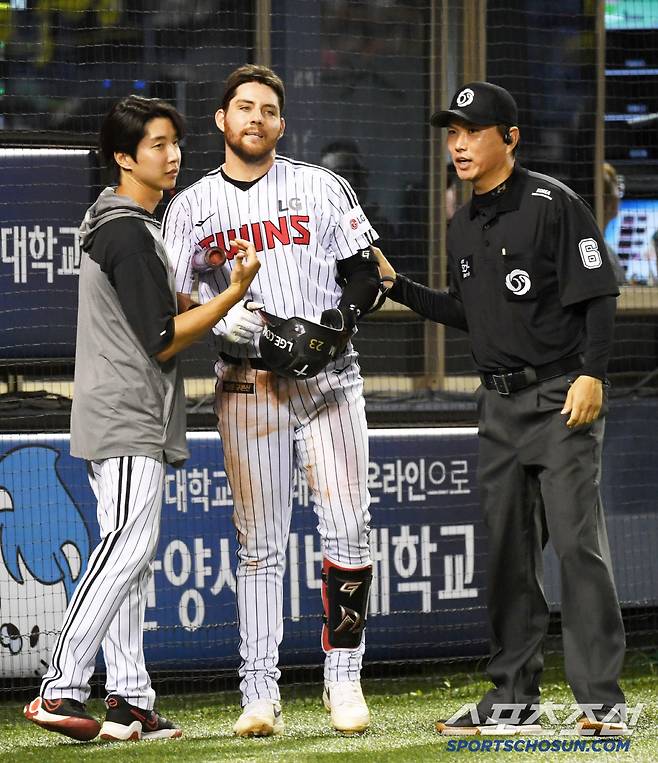 오스틴은 통역이 말렸지만 자리를 쉽사리 떠날수 없었다.