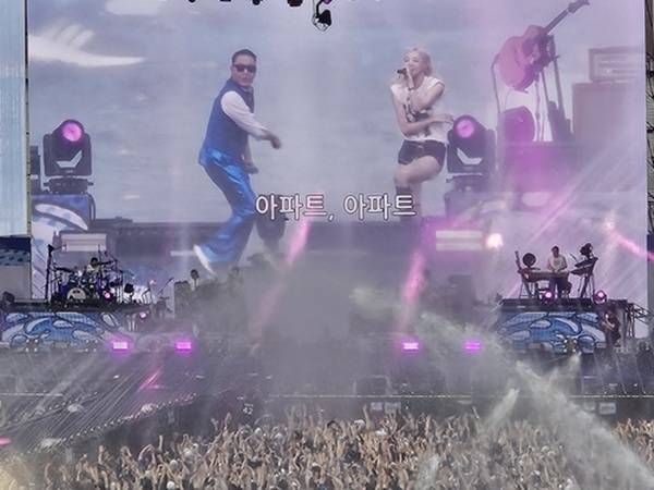'아파트' 무대 함께하는 싸이와 로제&nbsp;ⓒ연합뉴스