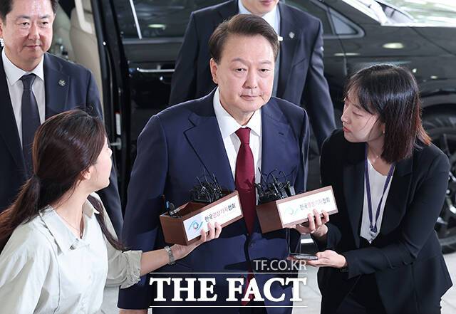 윤석열 전 대통령이 28일 오전 서울 서초구 서울고검 청사에 마련된 내란특검에 피의자 신분으로 첫 출석하고 있다. /임영무 기자
