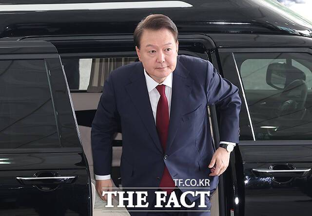 윤석열 전 대통령이 28일 오전 서울 서초구 서울고검 청사에 마련된 내란특검에 피의자 신분으로 첫 출석하고 있다. /임영무 기자