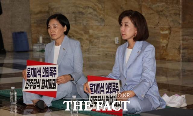 나경원(오른쪽) 국민의힘 의원이 27일 서울 여의도 국회 본회의장 앞에서 서명옥 의원과 함께 더불어민주당 주도의 상임위원장 선출을 규탄하는 농성을 하는 모습. /뉴시스