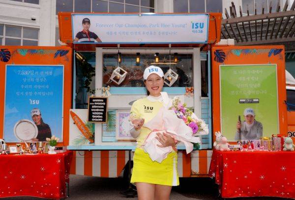 박희영이 데헤븐 마스터즈 2라운드 직후 열린 은퇴식에서 꽃다발을 들고 환하게 웃고 있다. 사진제공=WPS