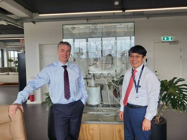 니엔가르드 대표이사(왼쪽)와 강신영 한국지사장이 솔트포스에너지가 설립 초기에 만든 소금용융염루프모델(2015년 제작) 앞에서 기념 촬영을 하고 있다. 이현주 기자