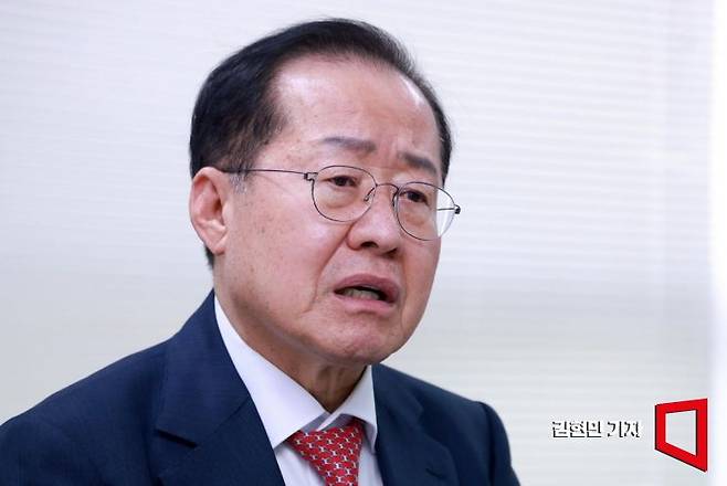 홍준표 전 대구시장이 비상계엄 논란과 관련해 자신의 발언이 왜곡됐다고 주장하며 해명에 나섰다.