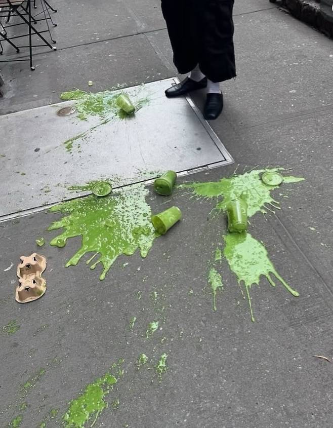 글로벌 ‘말차(抹茶) 붐’이 이는 가운데, 해외에서는 멀쩡한 말차 라테를 바닥에 쏟는 ‘말차 스필’ 챌린지가 유행하고 있다. /인스타그램