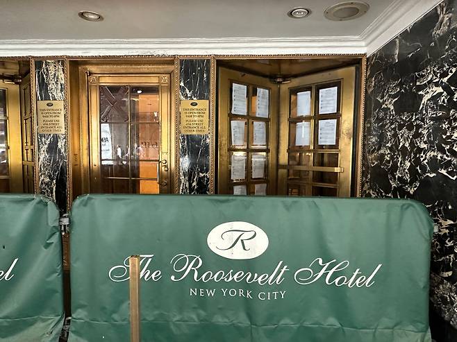 뉴욕 맨해튼 루스벨트 호텔 46번가 출입구. 26일 오후 찾은 이 호텔 출입구는 닫혀 있었고, 이곳에 머물던 난민을 더 이상 찾아볼 수 없었다./윤주헌 특파원