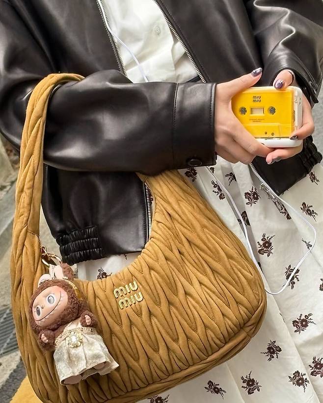 미우 미우 백에 라부부 키링을 장식한 아이들의 민니 @min.nicha
