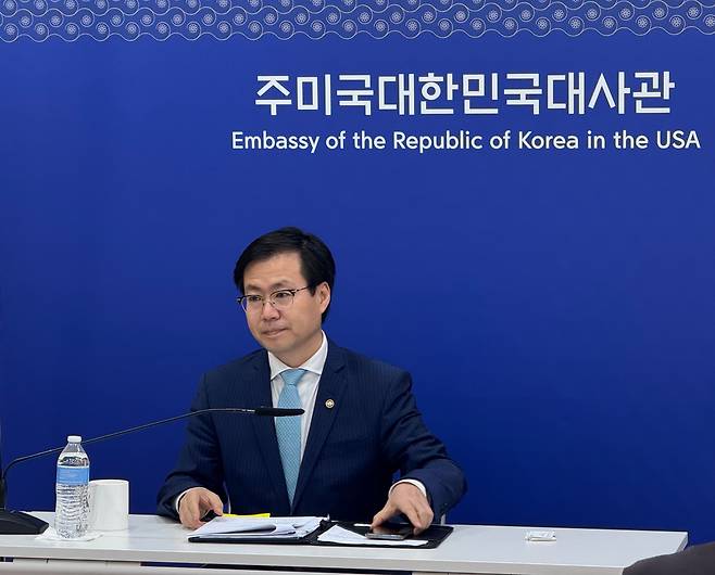 여한구 신임 산업부 통상교섭본부장이 27일 미국 워싱턴 DC 주미한국대사관에서 진행된 특파원 간담회에서 발언을 하고 있다. /워싱턴=김은중 특파원