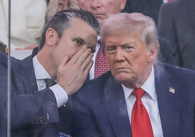 피트 헤그세스 미국 국방부 장관이 도널드 트럼프 미국 대통령의 79번째 생일이자 미 육군 250주년 기념일인 14일 워싱턴 D.C에서 도널드 트럼프 미국 대통령과 대화하고 있다./로이터 연합뉴스