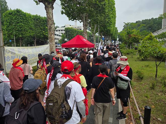 28일 오전 10시쯤 서울 서초구 서울고검 청사 서편에서 윤석열 전 대통령을 지지하는 응원집회가 열렸다. 이날 집회에는 300여명의 지지자들이 참가했다./김도연 기자