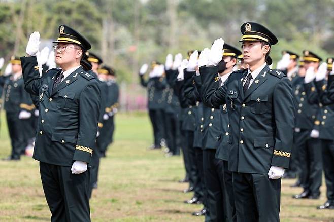 임관 장교들이 지난 4월 24일 충북 괴산 육군학생군사학교에서 열린 '제55기 의무사관 임관식'에서 선서를 하고 있다. ⓒ국방부