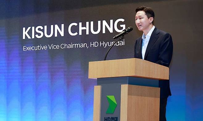 정기선 HD현대 수석부회장이 24일 HD현대 글로벌R&D센터에서 열린 '한·미 조선협력 전문가 포럼'에서 개회사를 하고 있다. ⓒHD현대