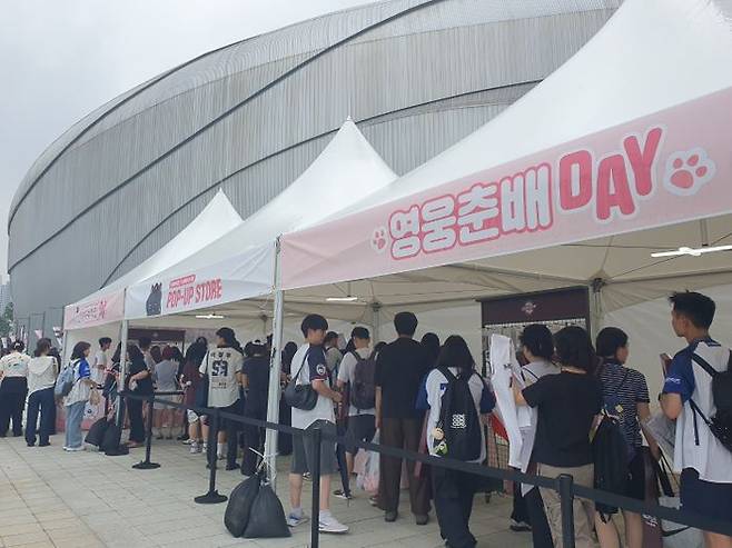 28일 서울 고척스카이돔 ‘영웅춘배데이’에서 팬들이 처음 공개된 키움 히어로즈와의 콜라보 상품을 구매하고 있다.ⓒ데일리안 조인영 기자