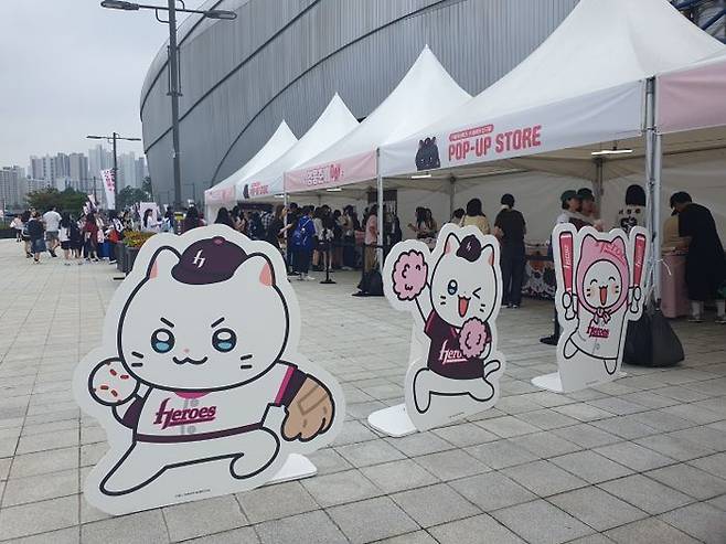 28일 서울 고척스카이돔 ‘영웅춘배데이’에서 팬들이 처음 공개된 키움 히어로즈와의 콜라보 상품을 구매하고 있다.ⓒ데일리안 조인영 기자