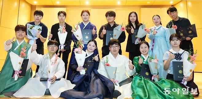 27일 서울 서초구 서울교육대 종합문화관에서 열린 제41회 동아국악콩쿠르 시상식에서 각 부문 금상을 받은 영광의 수상자들이 환한 얼굴로 기쁨을 나누고 있다. 앞줄 왼쪽부터 학생부 김태완 서황의 탁제인 정겸 김하은 박시언. 뒷줄 왼쪽부터 일반부 이성주 김혁수 박채진 이건준 신비 오지은, 종합부 이산. 장승윤 기자 tomato99@donga.com