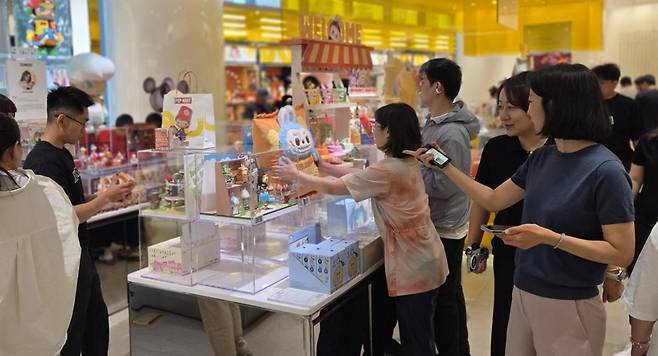 중국 베이징에 있는 팝마트 매장의 모습. 인기제품은 수요 대비 공급이 부족하기 때문에 쉽게 구할 수 없다. 뉴시스