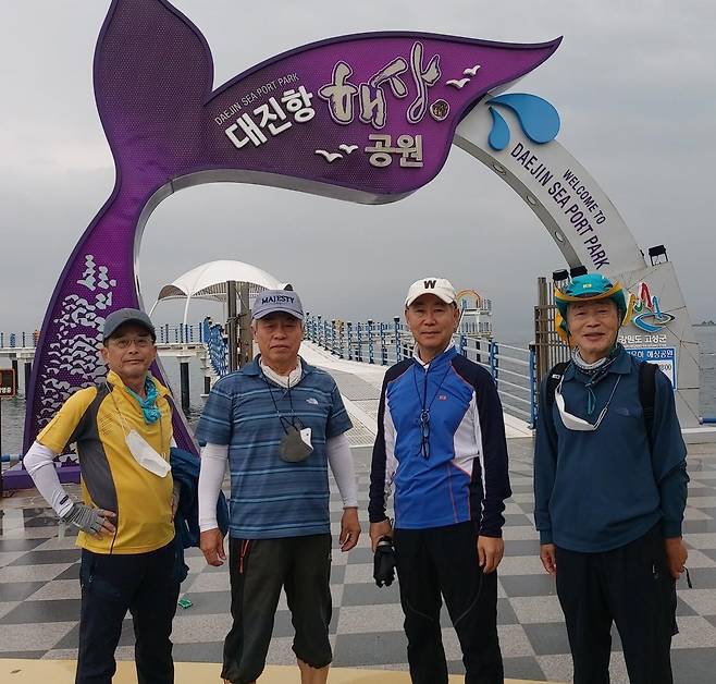 서울 휘문고 60회 동기동창 임정국 최동주 김익원 정태성(왼쪽부터)가 강원 고성 대진항에서 포즈를 취했다. 정태성 씨 제공.
