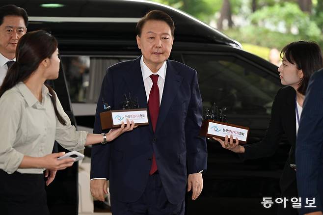 윤석열 전 대통령이 28일 오전 대면 조사를 받기 위해 서울 서초구 서울고검에 마련된 내란특검 사무실로 출석하고 있다. 송은석 기자 silverstone@donga.com