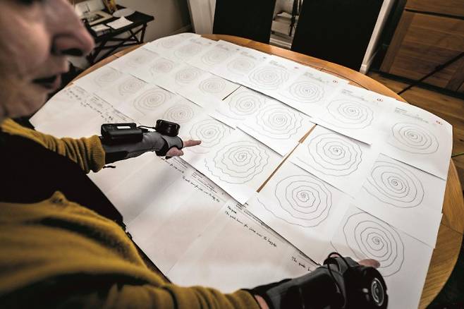 자이로글로브를 착용한 수전증 환자들이 그린 나선 그림. 착용 전에는 형태가 불안정했지만 착용 후에는 비교적 매끄럽고 안정적인 나선을 완성했다. &nbsp;Gyrogear 제공