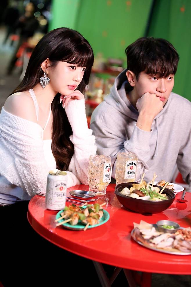 9EEC9098EC90B9ED989DEBBC__B4EAA0_B4EC81_98ECA5_B9ED989DEB9C_(9).jpg 장원영 X ‘짐빔 하이볼’ 광고 촬영 현장 비하인드