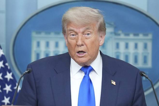 도널드 트럼프 미국 대통령이 27일(현지시간) 워싱턴 백악관에서 기자회견을 하고 있다. AP 뉴시스