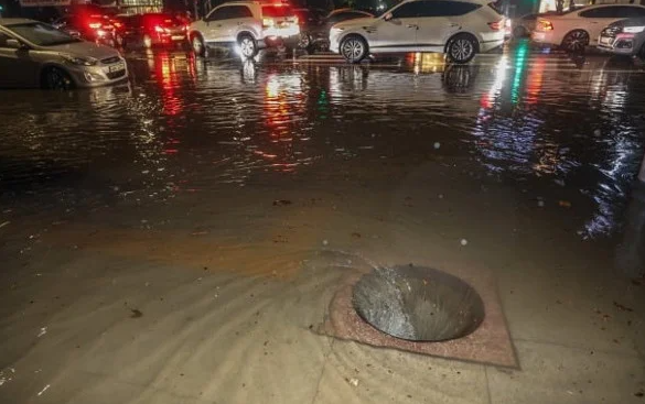 새벽 폭우로 다수의 차량이 침수된 서울 강남구 대치사거리의 배수구가 뚜껑이 없어진 채 소용돌이치고 있다. ⓒ사진 연합뉴스