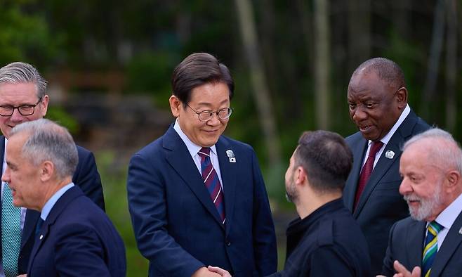 이재명 대통령이 17일(현지시각) 캐나다 앨버타주 캐내내스키스 주요 7개국(G7) 정상회의장에서 기념 사진을 촬영한 뒤 볼로디미르 젤렌스키 우크라이나 대통령과 악수를 하고 있다. 캐내내스키스/김태형 기자 xogud555@hani.co.kr