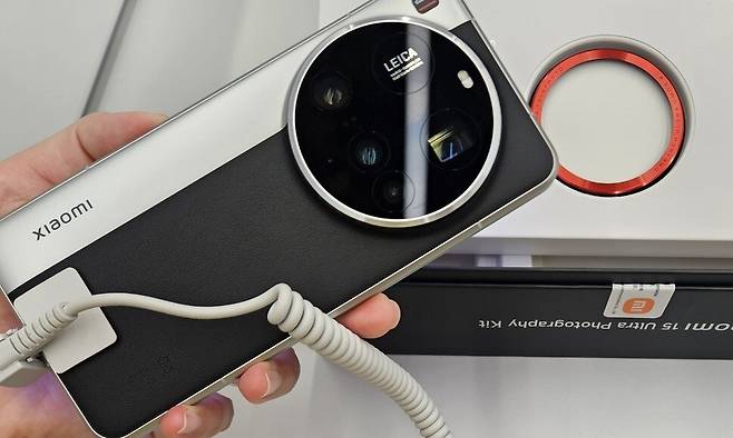 28일 정식 오픈하는 ‘샤오미 스토어’에서 판매하는 샤오미의 최신 플래그십 스마트폰 ‘샤오미 15 울트라’(169만9천원). 선담은 기자 sun@hani.co.kr