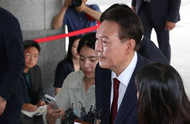 내란과 외환 등 각종 의혹의 정점에 있는 윤석열 전 대통령에 대한 첫 특검 대면조사가 28일 오전 서울고검에 마련된 특검에 출석하기 위해 차량에서 하차하고 있다. 공동취재사진