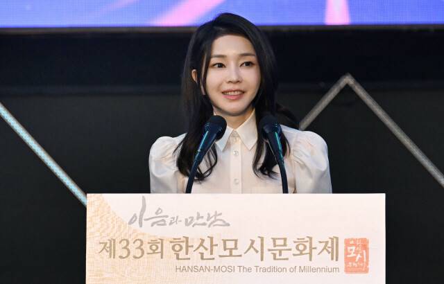 김건희 여사가 2023년 6월9일 충남 서천군 한산모시관 이음무대에서 열린 제33회 한산모시문화제 개막식에 참석해 축사하고 있다. 대통령실사진기자단