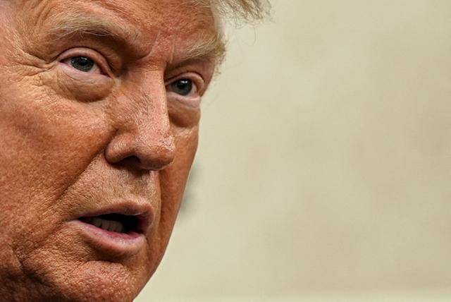 도널드 트럼프 미국 대통령이 27일 미국 워싱턴 백악관의 대통령 집무실(오벌 오피스)에서 기자들의 질문에 답하고 있다. 워싱턴=로이터 연합뉴스