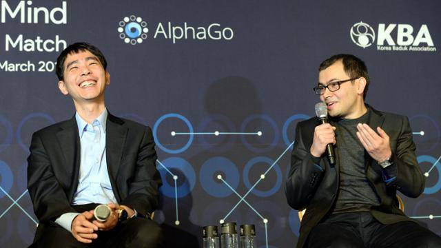 2016년 3월 서울 광화문 포시즌스 호텔에서 열린 '구글 딥마인드 챌린지 매치'에 참석한 이세돌(왼쪽) 9단과 데미스 허사비스 구글 딥마인드 최고경영자(CEO). 서재훈 기자