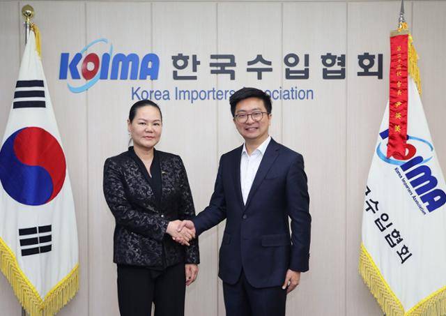 윤영미(왼쪽) 한국수입협회 회장이 4월 28일 서울 방배동 협회에서 레이 장 알리익스프레스코리아 대표와 기념 촬영을 하고 있다. 양 측은 2024년 9월 해외 직구 상품의 안전성 검사를 위한 업무협약을 맺고 협력하고 있다. 한국수입협회 제공