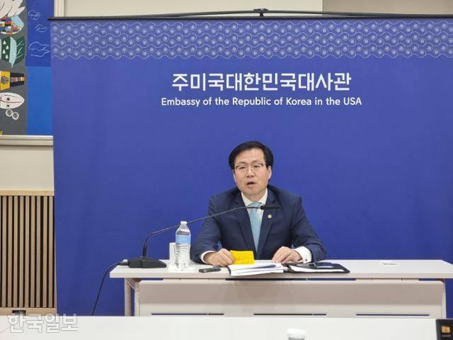 여한구 산업통상자원부 통상교섭본부장이 27일 미국 워싱턴 주미대사관에서 특파원을 대상으로 간담회를 하고 있다. 워싱턴=권경성 특파원