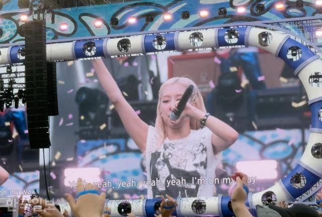 그룹 블랙핑크 로제가 싸이의 ‘흠뻑쇼’ 첫날 공연 게스트로 깜짝 출격했다. 홍혜민 기자 hhm@hankookilbo.com