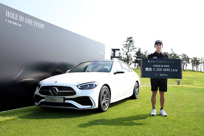 홀인원 부상을 받은 박현서. 사진=KPGA 제공