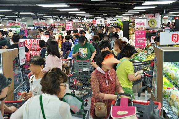 지난 26일 롯데마트 그랑그로서리 구리점이 소비자들로 북적이고 있다. [사진=롯데마트]