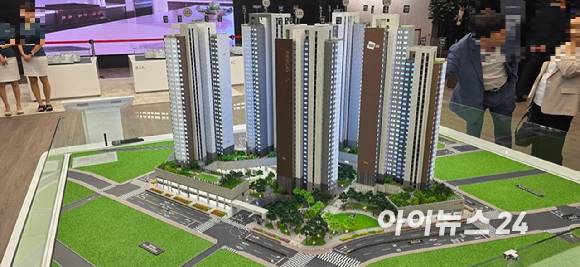 27일 서울 강남구 '써밋갤러리'에 설치된 리버센트 푸르지오 위브 모형도. [사진=이수현 기자]