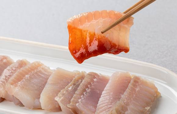 홍어는 궁합 식재료와 함께 먹으면 건강 효과가 늘어난다. 사진은 홍어 회 한점. [사진=초록마을]