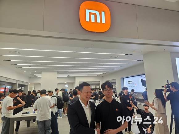 조니 우 샤오미코리아 사장(왼쪽)이 28일 서울 여의도 IFC몰 샤오미 플래그십 스토어 1호점 앞에서 기념 촬영을 하고 있다. [사진=설재윤 기자]