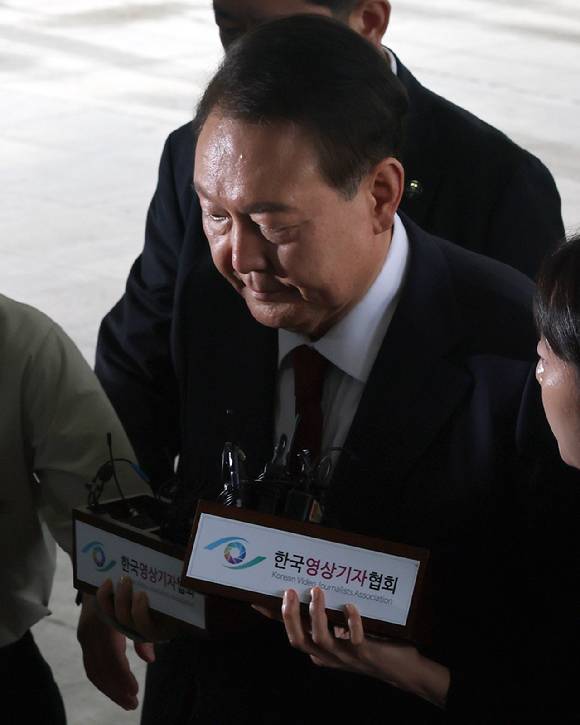 윤석열 전 대통령이 28일 피의자 신분으로 내란특검 조사를 받기 위해 서울 서초구 서울고검 청사로 출석하고 있다. 2025.6.28 [사진=연합뉴스]