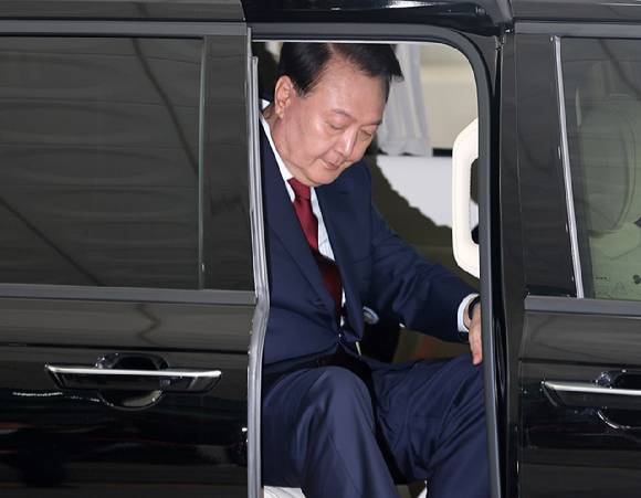 윤석열 전 대통령이 28일 피의자 신분으로 내란특검 조사를 받기 위해 서울 서초구 서울고검 청사로 출석하고 있다. 2025.6.28 [사진=연합뉴스]