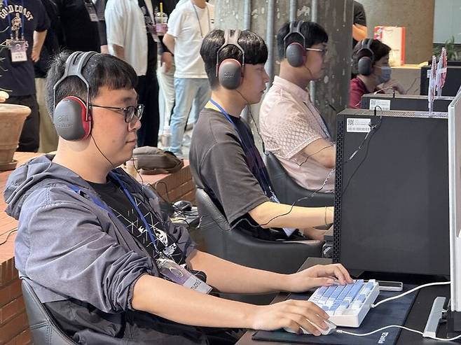 ▲ 마침내 경기 시작! 다들 진지한 표정입니다