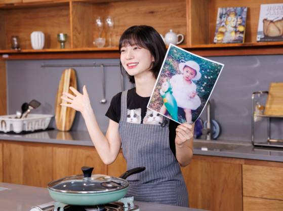 어린 시절 사진을 들고 있는 유빈, 무뚝뚝했던 어린 시절과 달리, 지금은 애교가 많은 엄마에게 맞추려 노력중이다. 사진 나승보(스튜디오 설담)