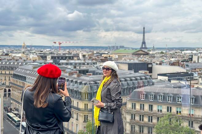 파리를 방문하면 누구나 에펠탑을 배경으로 사진을 찍는다. 이 촬영 포인트는 어떠신가. 갤러리 라파예트 백화점 옥상에서 찍은 사진이다. 에펠탑은 사진이 잘 나오는 명당이 따로 있다. 최승표 기자