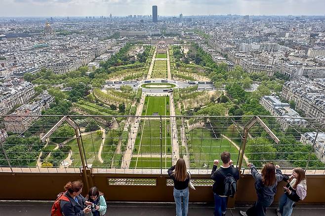 에펠탑 2층에서 내려다본 남쪽 마르스 광장. 멀리 보이는 고층 건물이 몽파르나스 타워다. 최승표 기자
